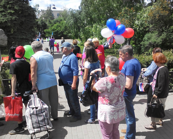 Ульяновские активисты провели праздничную акцию в День России