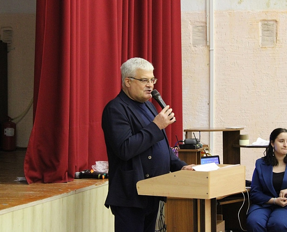Вячеслав Илюхин и Леонид Рыбин побывали на родительском собрании новосибирского лицея