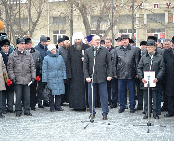 Челябинские активисты возложили цветы к памятнику "Доблестным сынам Отечества"
