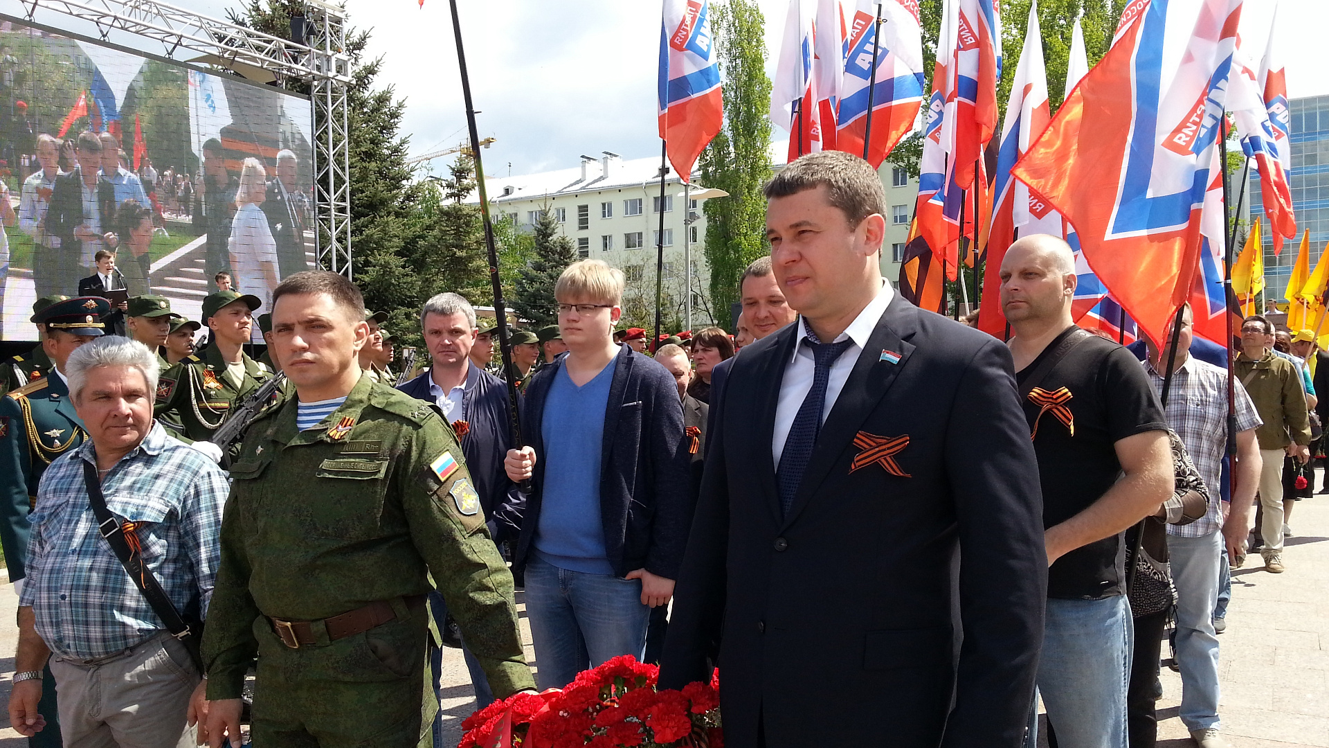 Самарские партийцы возложили цветы к Вечному огню