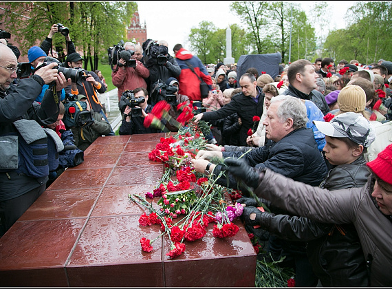 "РОДИНА" в Александровском саду почтила память погибших в Одессе, 5 мая 2014 г. (галерея 1)