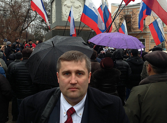 Алексей Журавлёв и Алексей Рылеев у захваченного парламента Крыма, 27 февраля 2014 г.