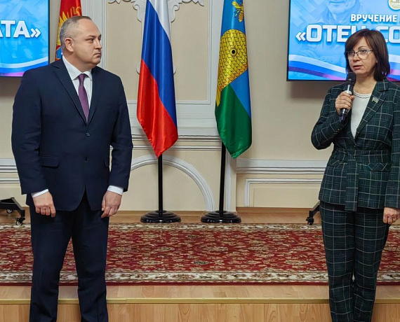 Косенков и Леонова вручили тамбовчанам медали "Отец солдата"