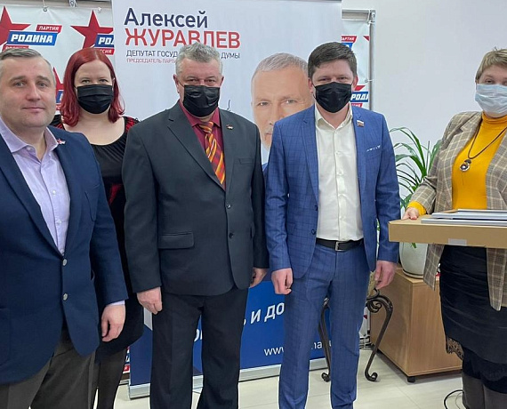 В приемной Алексея Журавлева в Тамбове состоялось награждение победителей конкурса на лучшее сочинение по Достоевскому