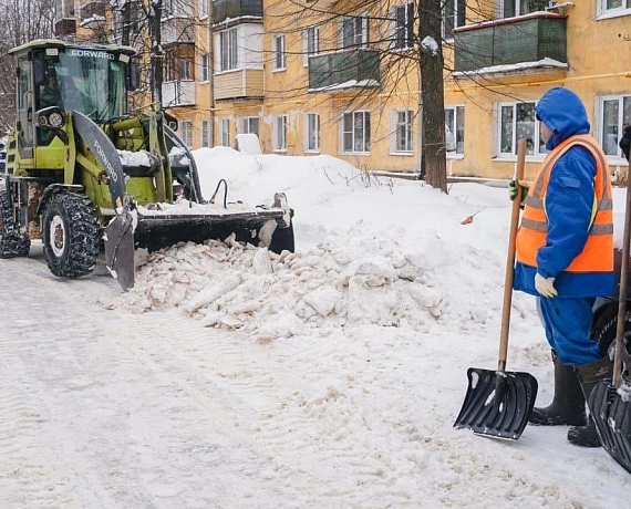 Депутат от "РОДИНЫ" в Сергиевом Посаде Сергей Захаров проверил качество уборки снега во дворах