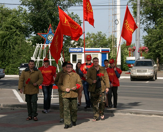Социал-патриоты возложили цветы к Вечному огню в Оренбурге