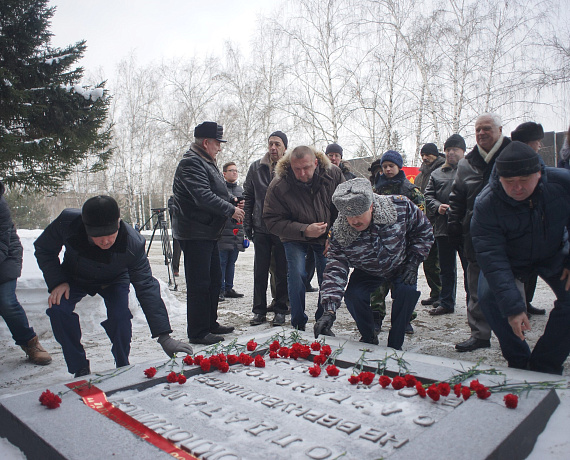 Новосибирские партийцы почтили память бойцов, погибших в Афганистане