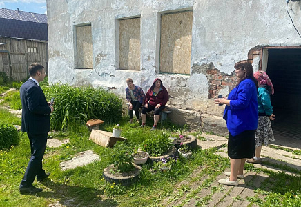 Новгородские соратники взяли на контроль ситуацию с аварийным домом в деревне Ермолино