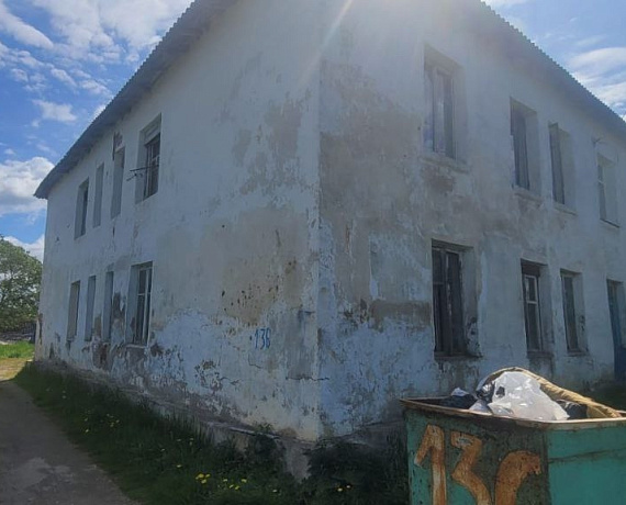 Новгородские соратники взяли на контроль ситуацию с аварийным домом в деревне Ермолино