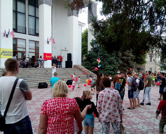 Патриоты организовали праздник в День молодёжи в Керчи