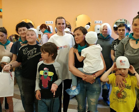 В Подмосковье прошла акция "РОДИНА - ДЕТЯМ" в аквапарке для ребят с ограниченными возможностями здоровья