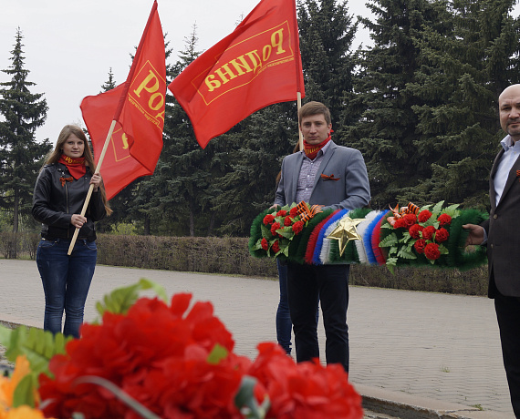 Омские родинцы возложили гирлянду к памятнику Солдата-Победителя