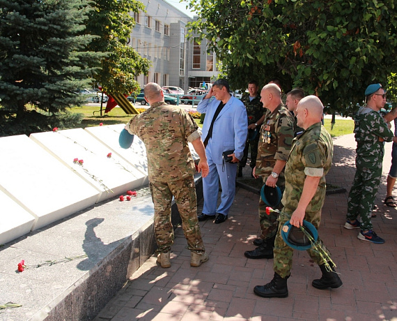 Члены самарской "РОДИНЫ" в День ВДВ возложили цветы к Вечному огню