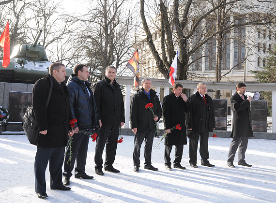 Возложение цветов к Долгоруковскому обелиску и митинг у памятника воинам-освободителям Симферополя, 4 февраля 2014 г.