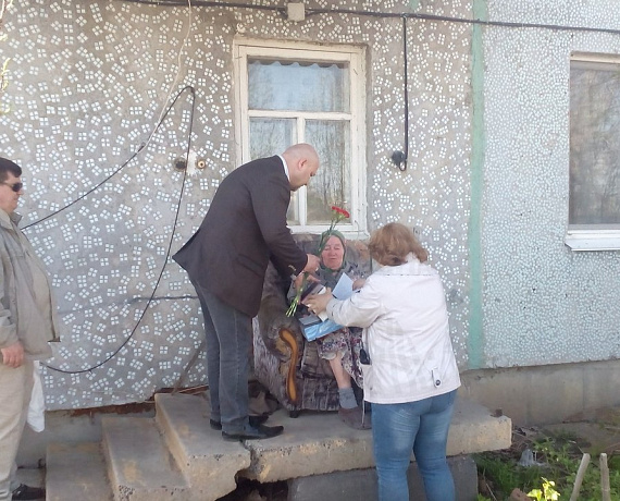Валерий Столбунов поздравил омских ветеранов
