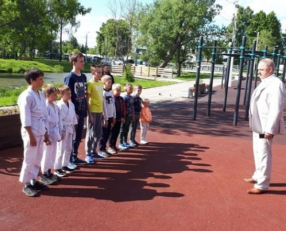 ЛИДЕР ТУЛЬСКОЙ "РОДИНЫ" ПОДАРИЛ ЭКИПИРОВКУ ЮНЫМ МАСТЕРАМ РУКОПАШНОГО БОЯ