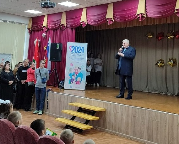Школьники Новосибирска получили подарки и поздравления от Вячеслава Илюхина и Леонида Рыбина
