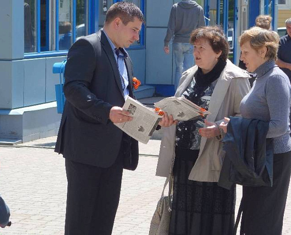 Активисты Новочеркасска раздавали георгиевские ленты в пику "бизнесменам от патриотизма"