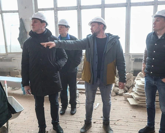 Депутат "РОДИНЫ" Сергей Захаров проверил выполнение капремонта бассейна "Чайка" в Сергиевом Посаде