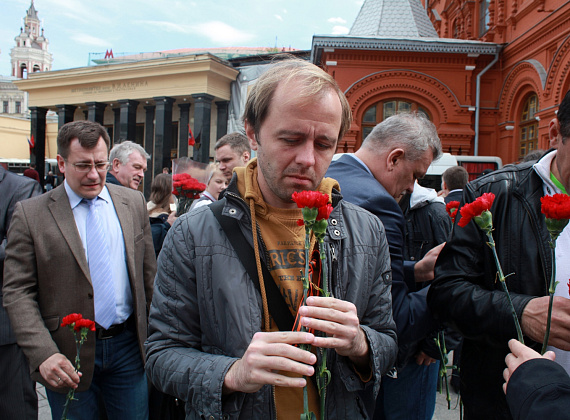 Возложение венков и цветов партией "РОДИНА" в Вечному огню, 8 мая 2014 г.