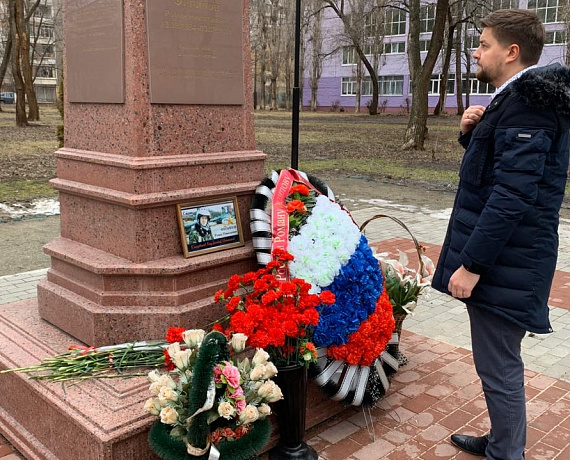 Делегация воронежской "РОДИНЫ" и общественники возложили цветы к памятнику Роману Филипову