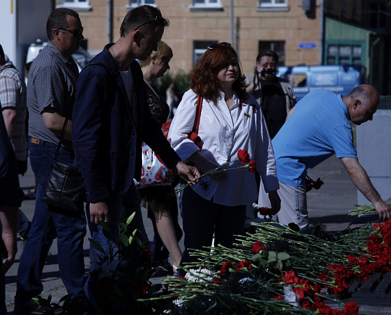 Архангельские партийцы возложили цветы к Вечному огню в День ВМФ