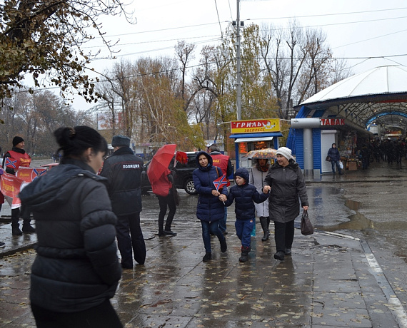 Патриоты Саратова поддержали пикетами выборы в Новороссии