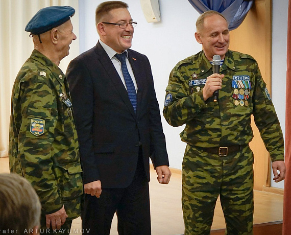 Партийцы поздравили с юбилеем старейшего десантника Татарстана