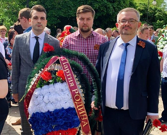 Делегация Воронежской "РОДИНЫ" возложила цветы к Вечному огню