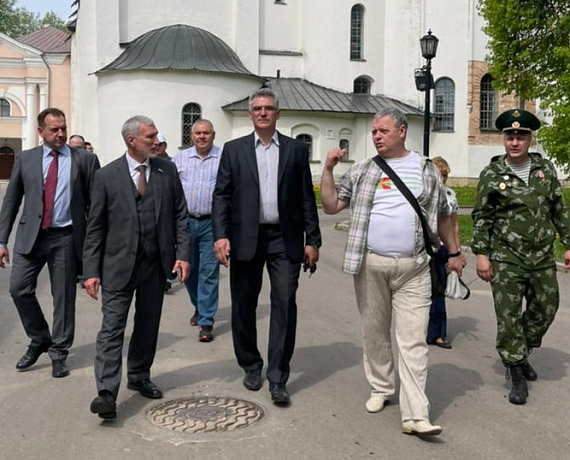 Алексей Журавлев с соратниками возложили цветы к Вечному огню в Новгородском Кремле
