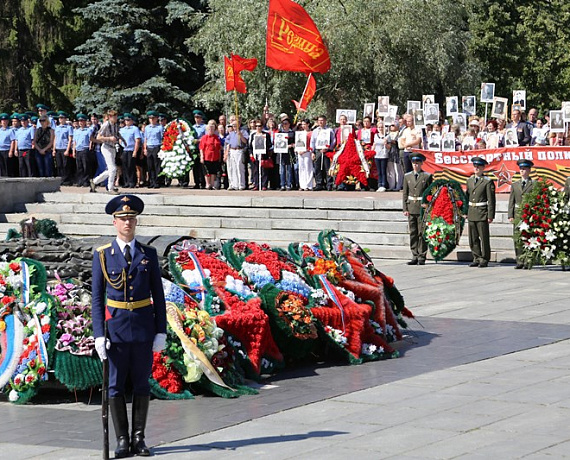 Патриоты Челябинска возложили венки к Вечному огню
