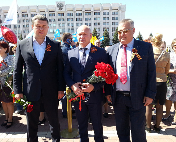 Самарские партийцы возложили цветы к Вечному огню в День Победы