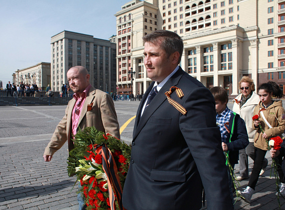 Возложение венков и цветов партией "РОДИНА" в Вечному огню, 8 мая 2014 г.