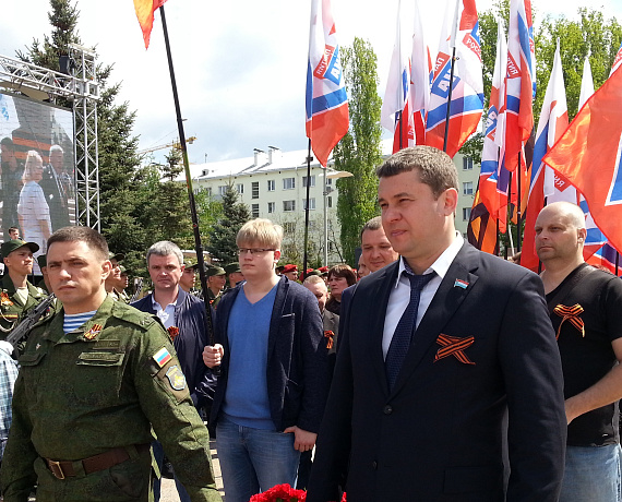 Самарские партийцы возложили цветы к Вечному огню