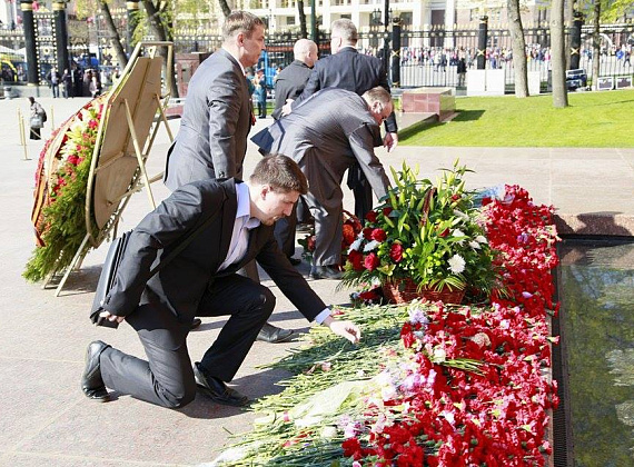 Делегация "РОДИНЫ" почтила память героев Великой Отечественной войны, 06.05.2015