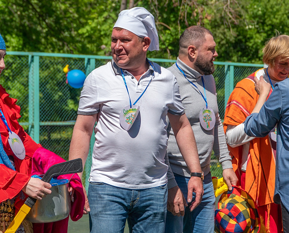 Челябинские соратники приехали в центр соцзащиты "Семья", чтобы поздравить с Днем защиты детей