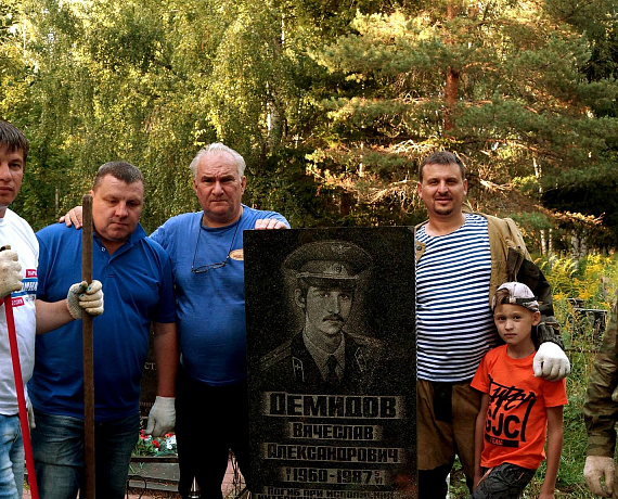 Тарас Сидорин принял участие в обустройстве могил защитников Родины на Игнатовском кладбище
