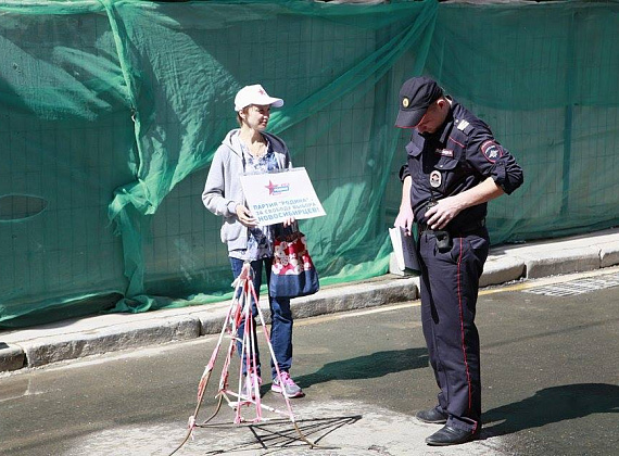 Серия одиночных пикетов партии "РОДИНА" у здания ЦИК, 31.07.2015