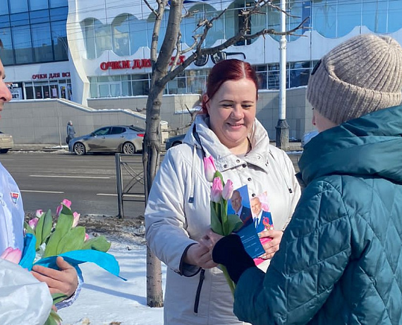 В преддверии 8 Марта Алексей Журавлев подарил жительницам Тамбова цветы