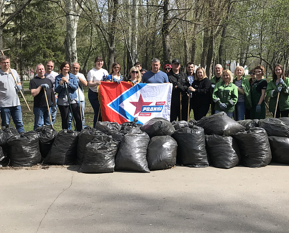 Самарские партийцы навели порядок в парке Победы