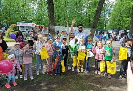 К МЕЖДУНАРОДНОМУ ДНЮ СЕМЬИ РОДИНЦЫ В ЯРОСЛАВЛЕ ОРГАНИЗОВАЛИ КВЕСТ, ПОСВЯЩЕННЫЙ ПРАВИЛАМ ДОРОЖНОГО ДВИЖЕНИЯ
