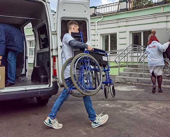 Алексей Журавлев передал инвалидные кресла-коляски социально-реабилитационному центру
