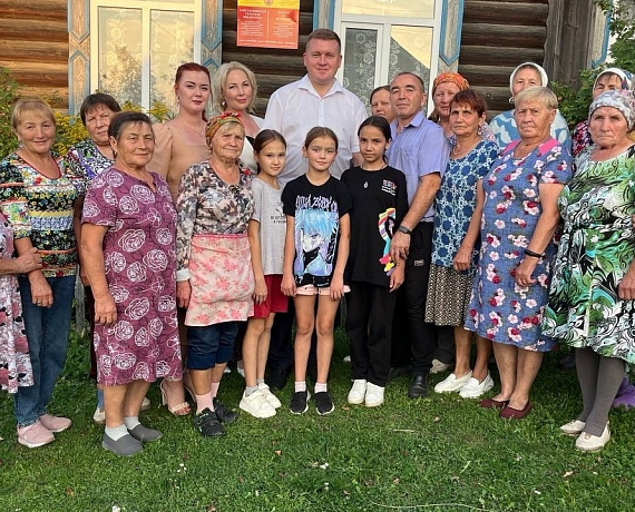 Владимир Михайлов посетил волонтеров, которые плетут маскировочные сети