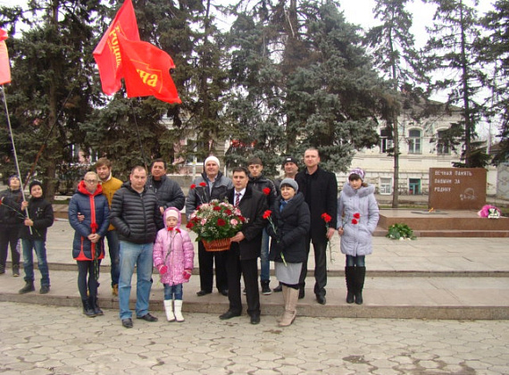 Местное отделения Партии в Георгиевском районе организовало возложение цветов у памятника войнам освободителям в день празднования 23 февраля
