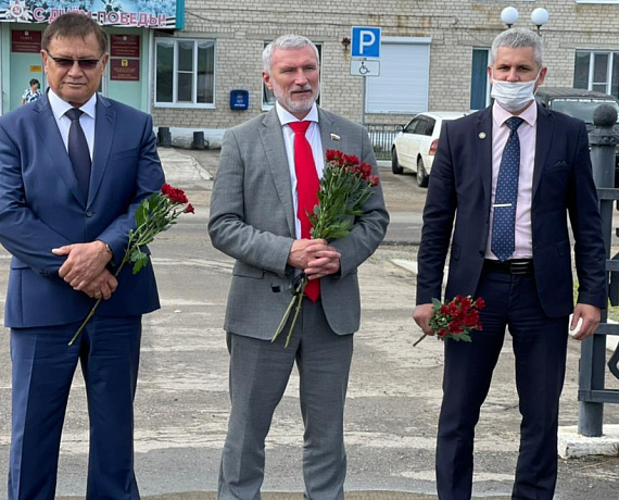 В селе Улеты Журавлев с соратниками возложили цветы к мемориалу павшим воинам