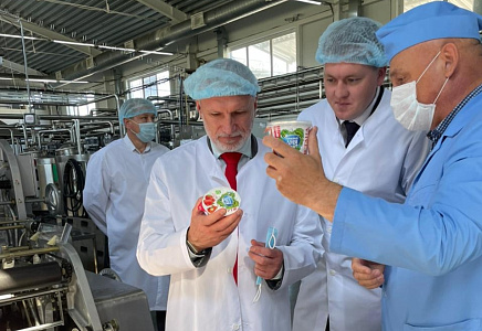 Алексей Журавлев оценил качество чувашской молочной продукции