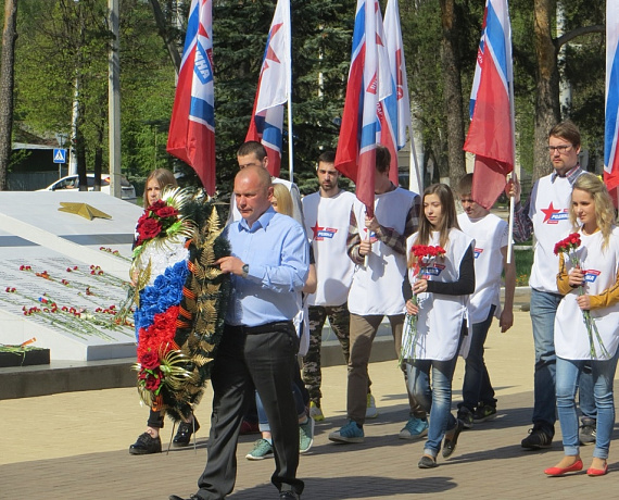 Костромские партийцы возложили цветы к Вечному огню
