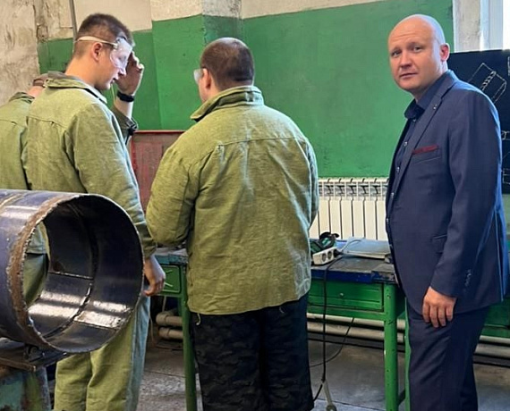 Игорь Борисов провел аттестацию молодых сварщиков
