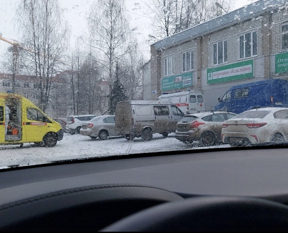 Активисты Ярославской "РОДИНЫ" развозят врачей по больным