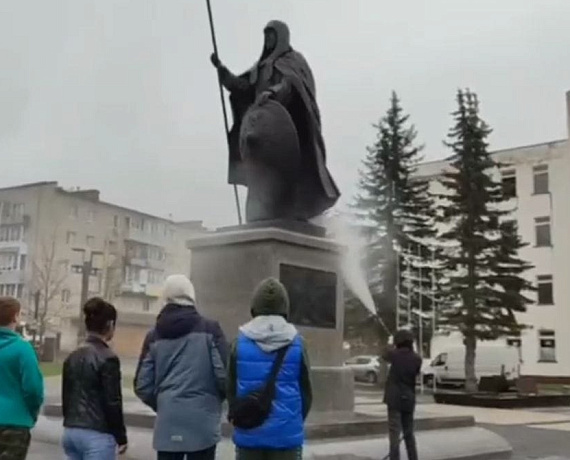 Сергей Захаров помог организовать школьникам акцию по подготовке памятников города к Дню Победы